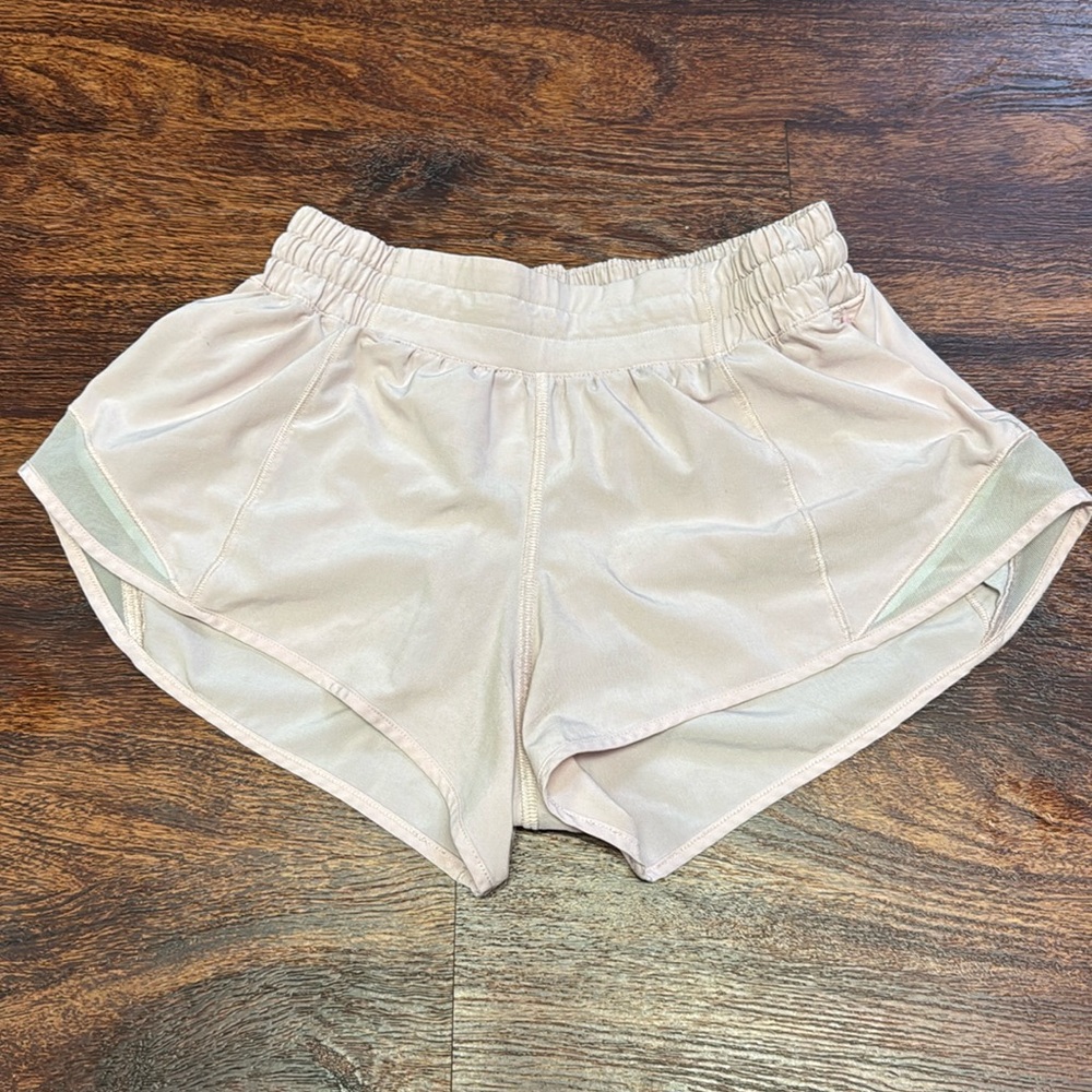 Lululemon sz 4 pink hotty hot shorts 2.5 in!!